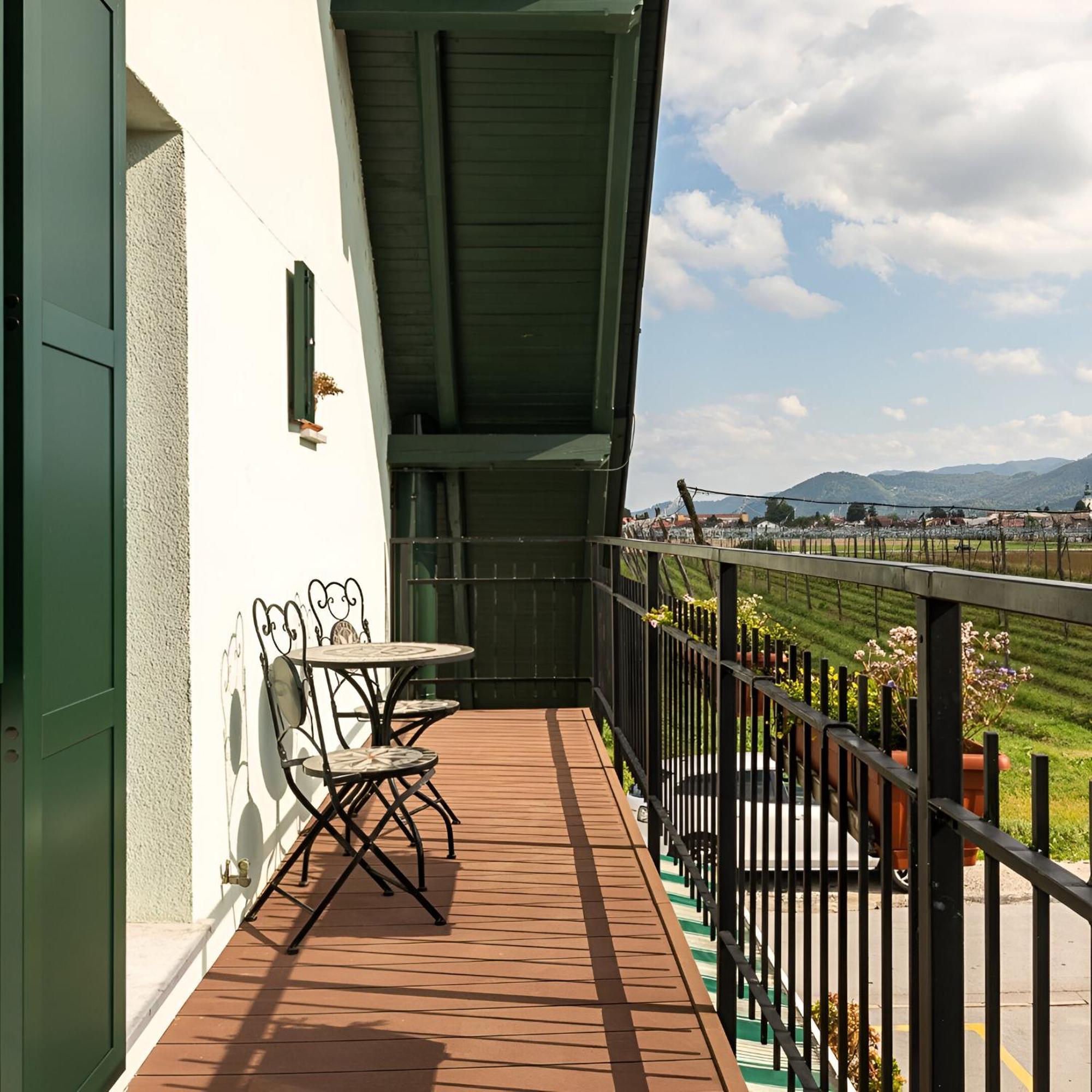 Bed & Breakfast Dvorec Petrovce Luaran gambar